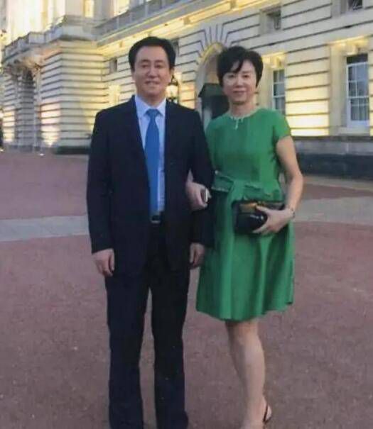 【比赛焦点瞬间】第4分钟，厄德高脚后跟妙传，萨卡跟进兜射没打上力量被门将没收。